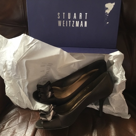 Stuart Weitzman Gigiritz Dark Brown Satin ruffle detail peep toe pumps /Like NEW - Picture 16 of 16